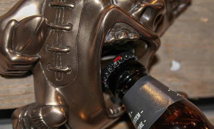 Rugby bieropener aan de muur